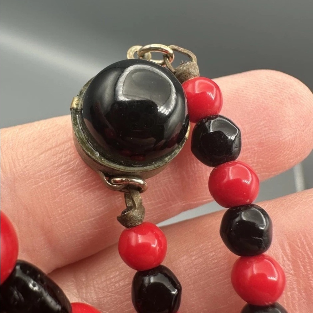 Vintage Black & Red Glass Beaded Necklace ~27” Box Clasp Unsigned *Some Chipped* - Picture 11 of 14